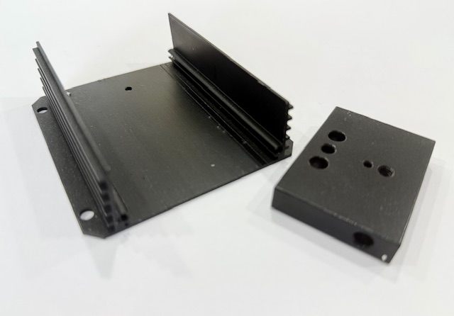 Tratamientos piezas aluminio. Anodizado negro